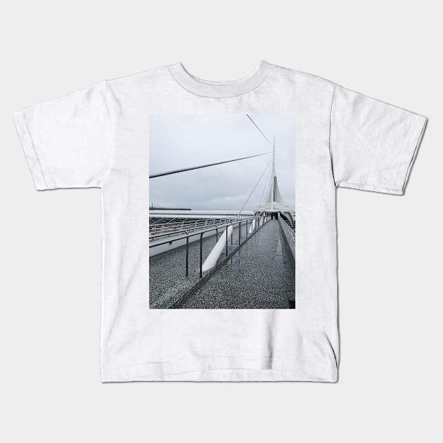 Milwaukee Art Museum Grey Skies Kids T-Shirt by offdutyplaces